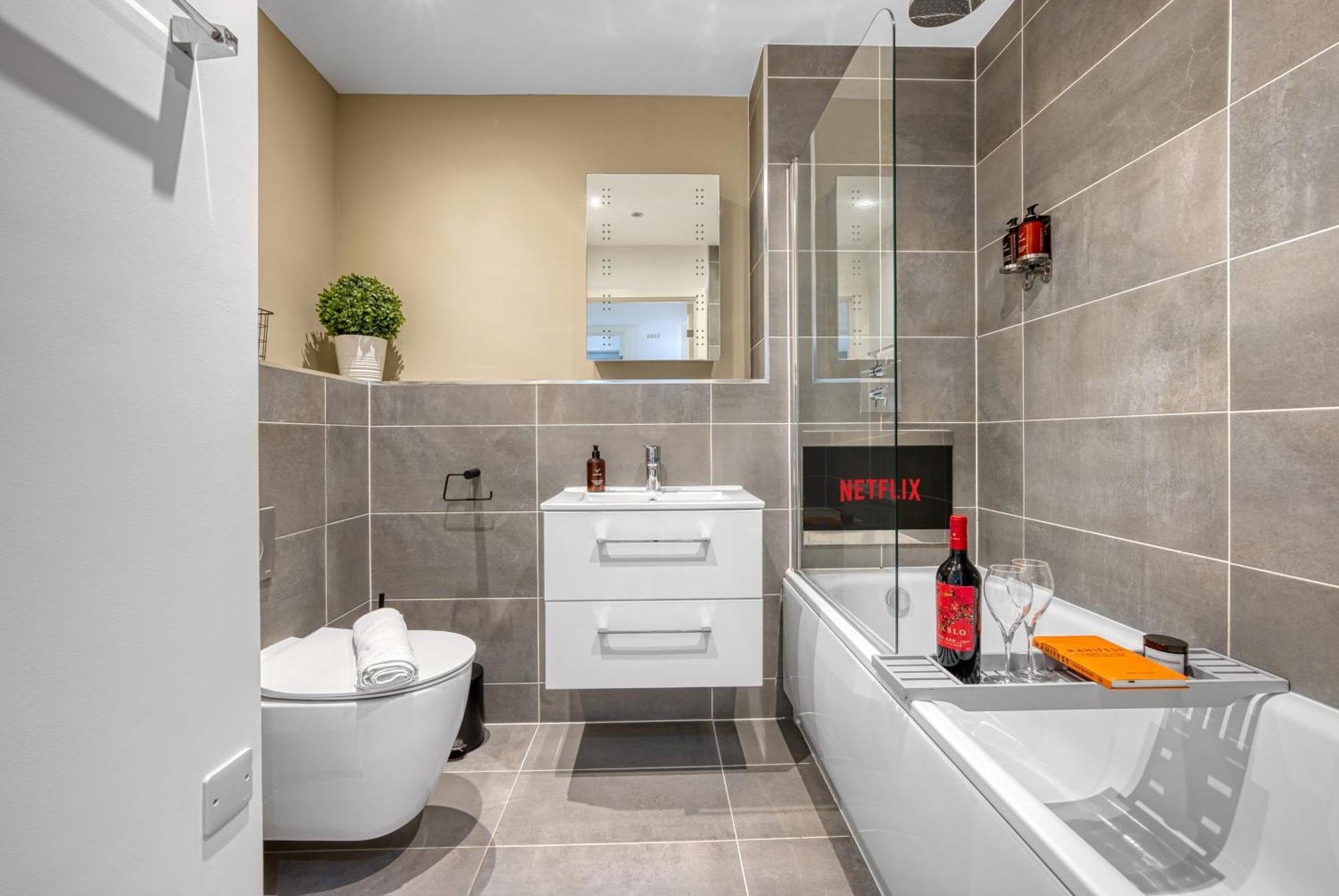 1 Bedroom Ocean Village Luxurious, Stylish & Cosy Apartment, Central Location In Southampton, Sleeps 4 - Summer Special Offer! - By Blue Puffin Stays ภายนอก รูปภาพ