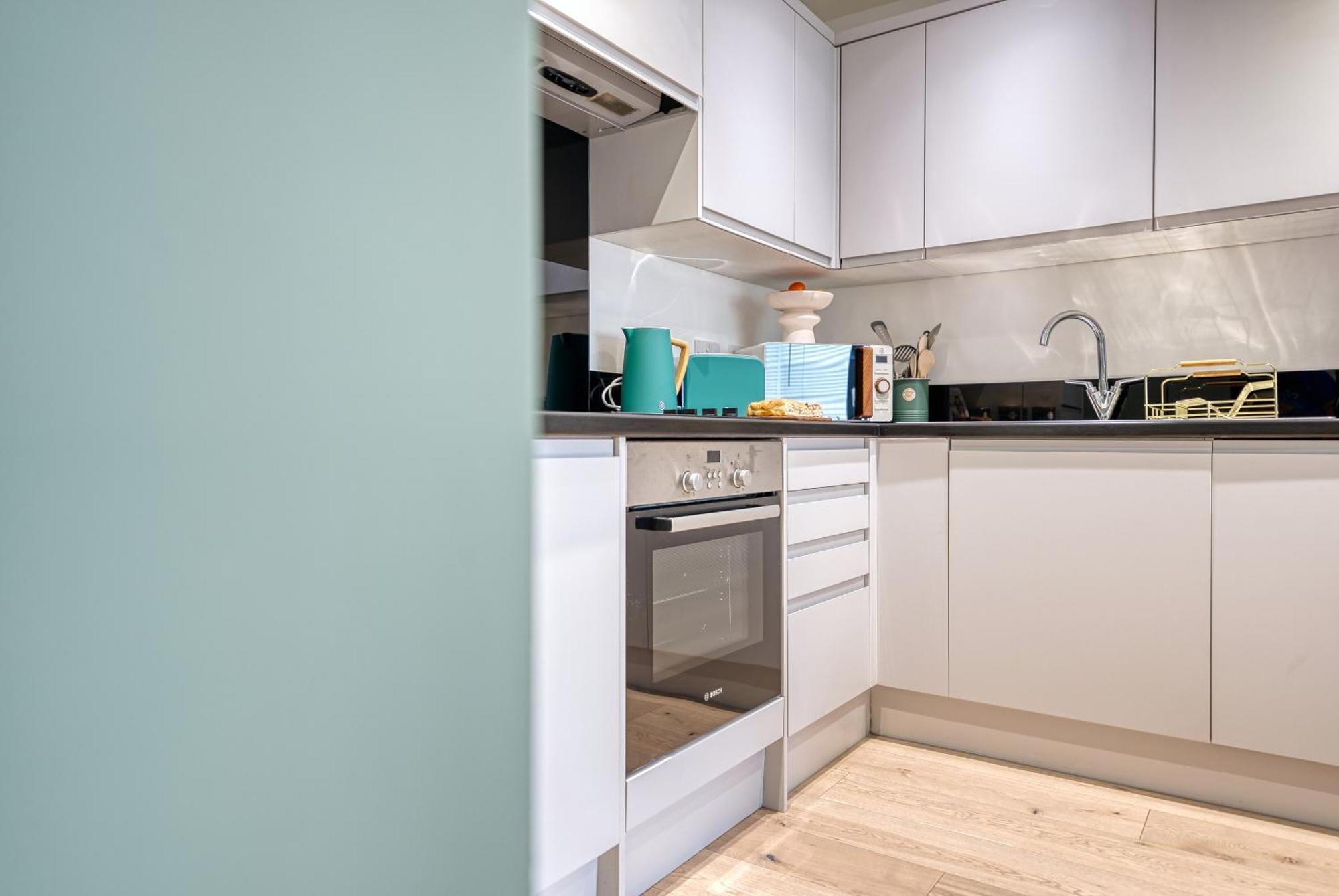 1 Bedroom Ocean Village Luxurious, Stylish & Cosy Apartment, Central Location In Southampton, Sleeps 4 - Summer Special Offer! - By Blue Puffin Stays ภายนอก รูปภาพ