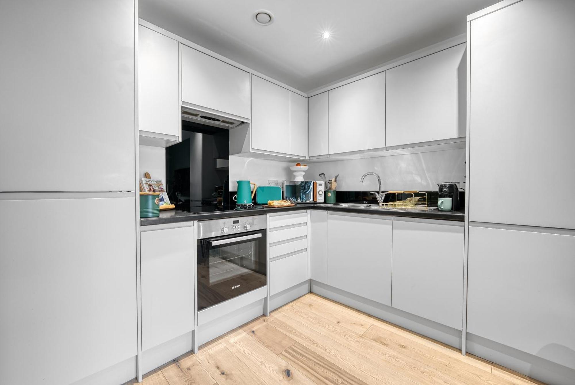 1 Bedroom Ocean Village Luxurious, Stylish & Cosy Apartment, Central Location In Southampton, Sleeps 4 - Summer Special Offer! - By Blue Puffin Stays ภายนอก รูปภาพ
